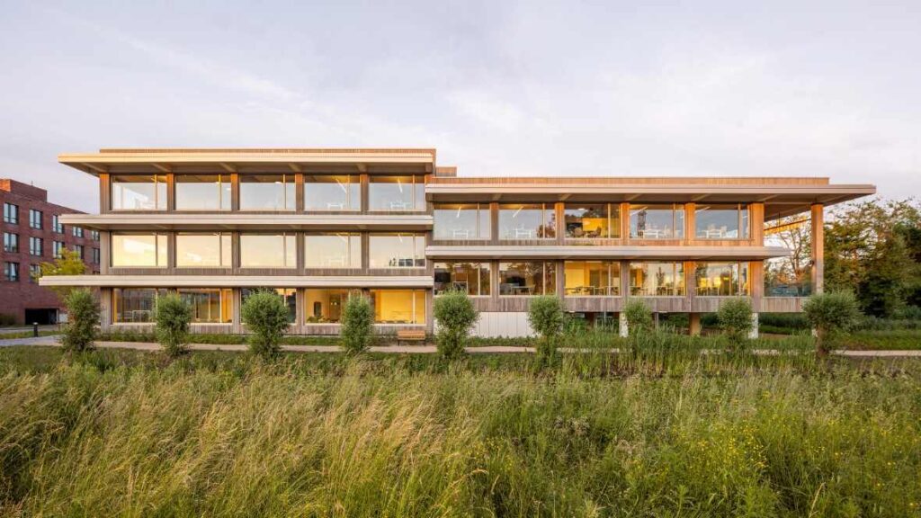 Fundis House, Gouda, The Netherlands Linear design framing natural horizons.
